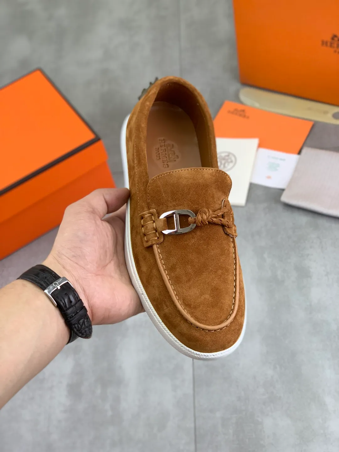 Factory price P600, new model, top version, original order, Hermes men's Drift Sneaker, new summer casual sports shoes, original purchase, development, production, H family men's classic series, technical breathable fabrics with cowhide, casual sports shoes, casual sports dad shoes, combined with high-tech breathable materials and cowhide, H family exclusive button decoration on the side. The outsole is full of H italic design and bright colors to show vitality and continue the brand design inspiration. Stroll around the city lightly and feel free and comfortable. Delivered in exquisite packaging🛍📦 ▪️Fabric: original customized breathable material + first layer of frosted cowhide ▪️Inner: cowhide feet ▪️Outsole: molded and evacuated PU+TPU material ▪️Size: 35-45 Multiple colors available Premium packaging